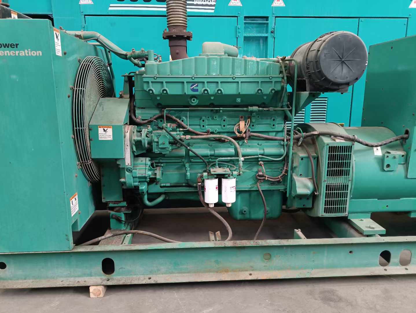 石屏过载会对 600kW 柴油发电机组造成哪些损害？