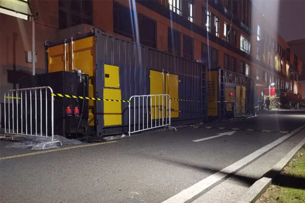 石屏柴油发电机组的输出电压是如何调节的？