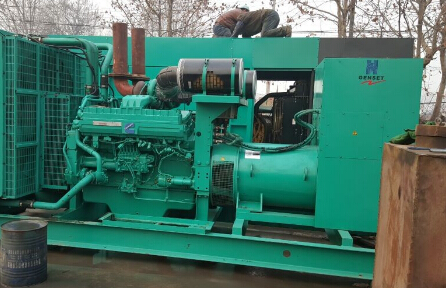 石屏发电机组如何判断水冷式机油散热器内部是否需要清洗？