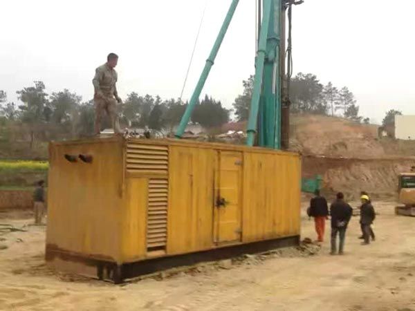 石屏如何判断水冷式机油散热器密封件是否需要更换？